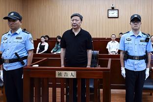 文班亚马训练结束后多名队医聚集在他周围 今日比赛出战成疑